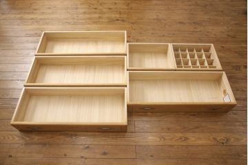 整理箪笥を小さくリメイク!奥行きをカットして、天板を固定。本体の色味に合わせて仕上げ。