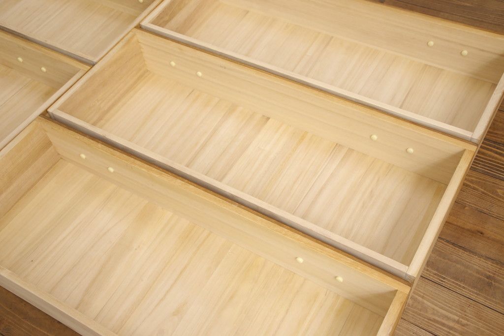 整理箪笥を小さくリメイク!奥行きをカットして、天板を固定。本体の色味に合わせて仕上げ。