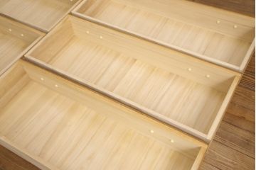 整理箪笥を小さくリメイク!奥行きをカットして、天板を固定。本体の色味に合わせて仕上げ。