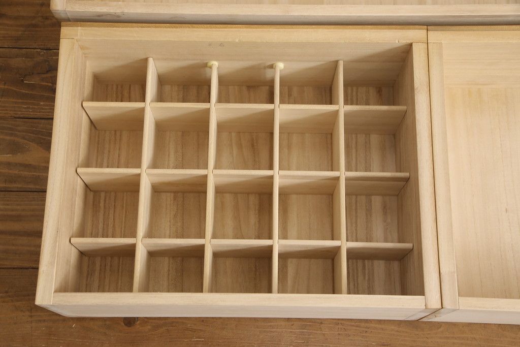 整理箪笥を小さくリメイク!奥行きをカットして、天板を固定。本体の色味に合わせて仕上げ。