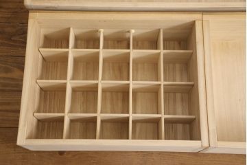 整理箪笥を小さくリメイク!奥行きをカットして、天板を固定。本体の色味に合わせて仕上げ。