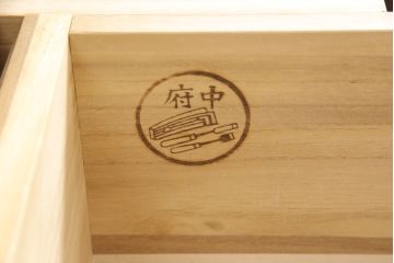 整理箪笥を小さくリメイク!奥行きをカットして、天板を固定。本体の色味に合わせて仕上げ。