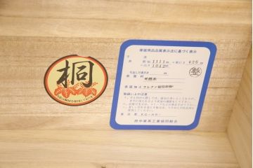 整理箪笥を小さくリメイク!奥行きをカットして、天板を固定。本体の色味に合わせて仕上げ。