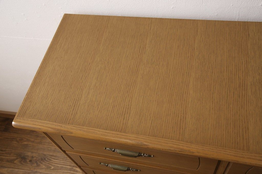 整理箪笥を小さくリメイク!奥行きをカットして、天板を固定。本体の色味に合わせて仕上げ。