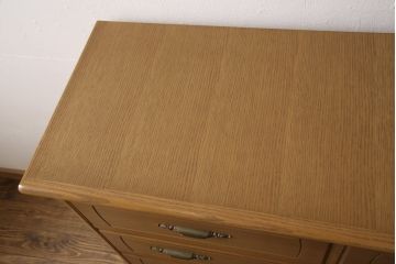 整理箪笥を小さくリメイク!奥行きをカットして、天板を固定。本体の色味に合わせて仕上げ。