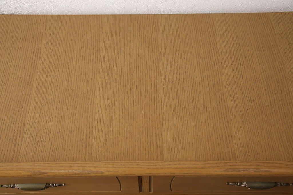 整理箪笥を小さくリメイク!奥行きをカットして、天板を固定。本体の色味に合わせて仕上げ。