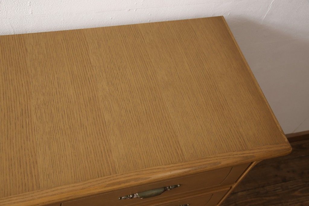 整理箪笥を小さくリメイク!奥行きをカットして、天板を固定。本体の色味に合わせて仕上げ。