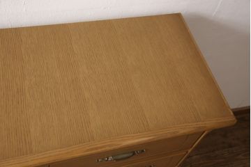 整理箪笥を小さくリメイク!奥行きをカットして、天板を固定。本体の色味に合わせて仕上げ。