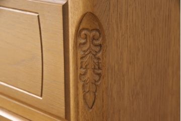 整理箪笥を小さくリメイク!奥行きをカットして、天板を固定。本体の色味に合わせて仕上げ。