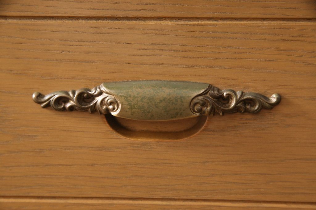 整理箪笥を小さくリメイク!奥行きをカットして、天板を固定。本体の色味に合わせて仕上げ。