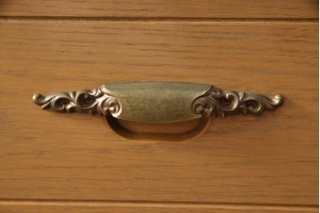 整理箪笥を小さくリメイク!奥行きをカットして、天板を固定。本体の色味に合わせて仕上げ。