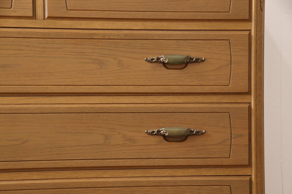 整理箪笥を小さくリメイク!奥行きをカットして、天板を固定。本体の色味に合わせて仕上げ。