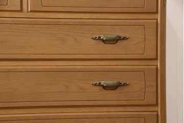 整理箪笥を小さくリメイク!奥行きをカットして、天板を固定。本体の色味に合わせて仕上げ。