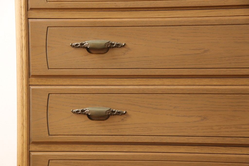 整理箪笥を小さくリメイク!奥行きをカットして、天板を固定。本体の色味に合わせて仕上げ。