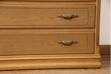 整理箪笥を小さくリメイク!奥行きをカットして、天板を固定。本体の色味に合わせて仕上げ。