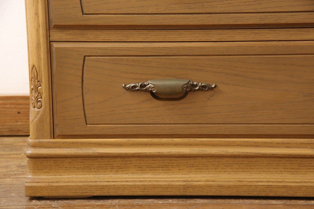 整理箪笥を小さくリメイク!奥行きをカットして、天板を固定。本体の色味に合わせて仕上げ。