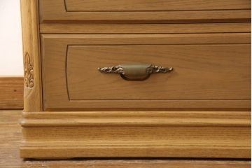 整理箪笥を小さくリメイク!奥行きをカットして、天板を固定。本体の色味に合わせて仕上げ。