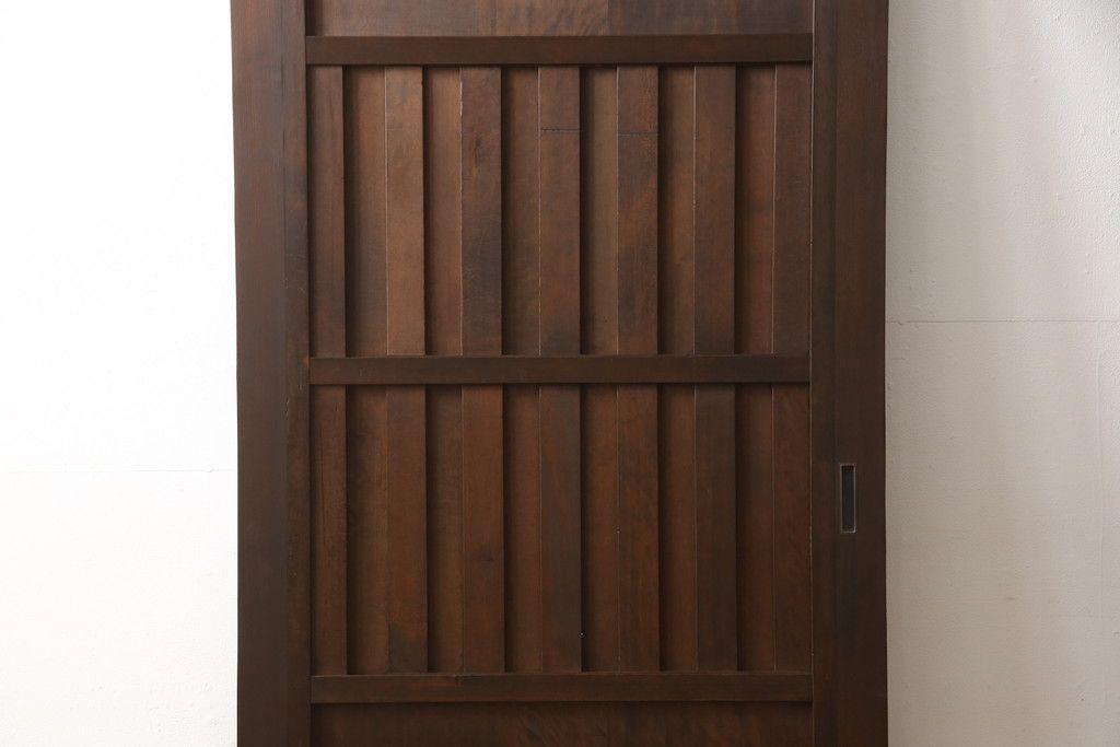 無双戸の大きさを変えてリメイク!ご希望のサイズに加工し、新たに戸枠を制作。上吊り戸車仕様し、揺れ止め溝を加工。現状の色をベースに着色仕上げ。