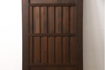 無双戸の大きさを変えてリメイク!ご希望のサイズに加工し、新たに戸枠を制作。上吊り戸車仕様し、揺れ止め溝を加工。現状の色をベースに着色仕上げ。