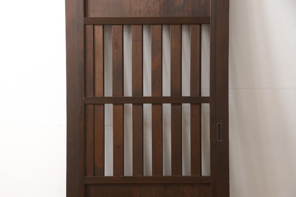 無双戸の大きさを変えてリメイク!ご希望のサイズに加工し、新たに戸枠を制作。上吊り戸車仕様し、揺れ止め溝を加工。現状の色をベースに着色仕上げ。