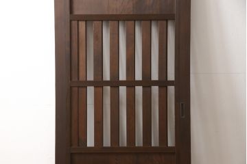 無双戸の大きさを変えてリメイク!ご希望のサイズに加工し、新たに戸枠を制作。上吊り戸車仕様し、揺れ止め溝を加工。現状の色をベースに着色仕上げ。