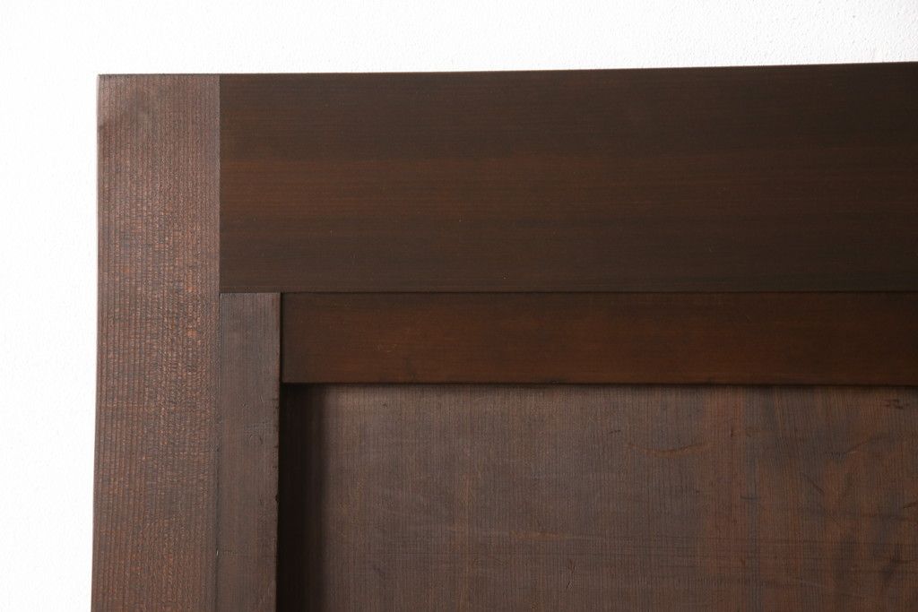 無双戸の大きさを変えてリメイク!ご希望のサイズに加工し、新たに戸枠を制作。上吊り戸車仕様し、揺れ止め溝を加工。現状の色をベースに着色仕上げ。