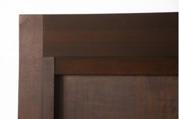 無双戸の大きさを変えてリメイク!ご希望のサイズに加工し、新たに戸枠を制作。上吊り戸車仕様し、揺れ止め溝を加工。現状の色をベースに着色仕上げ。