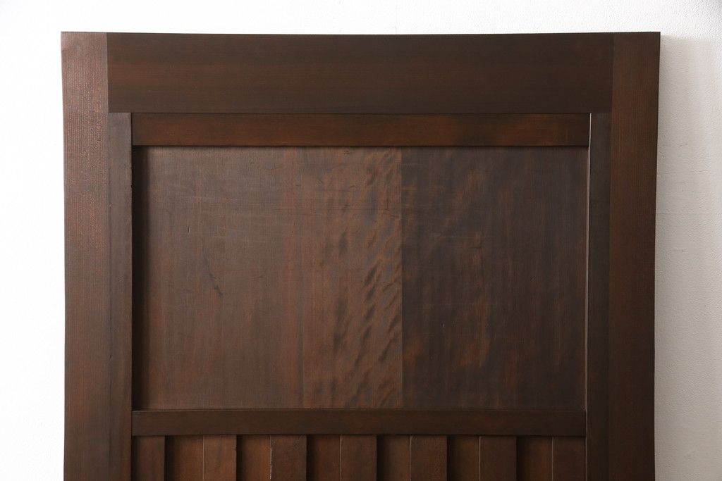 無双戸の大きさを変えてリメイク!ご希望のサイズに加工し、新たに戸枠を制作。上吊り戸車仕様し、揺れ止め溝を加工。現状の色をベースに着色仕上げ。