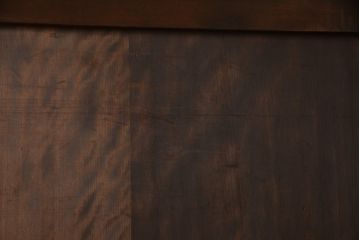 無双戸の大きさを変えてリメイク!ご希望のサイズに加工し、新たに戸枠を制作。上吊り戸車仕様し、揺れ止め溝を加工。現状の色をベースに着色仕上げ。