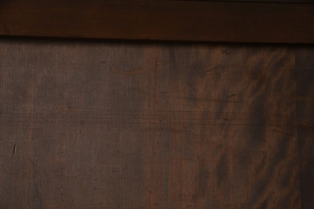 無双戸の大きさを変えてリメイク!ご希望のサイズに加工し、新たに戸枠を制作。上吊り戸車仕様し、揺れ止め溝を加工。現状の色をベースに着色仕上げ。