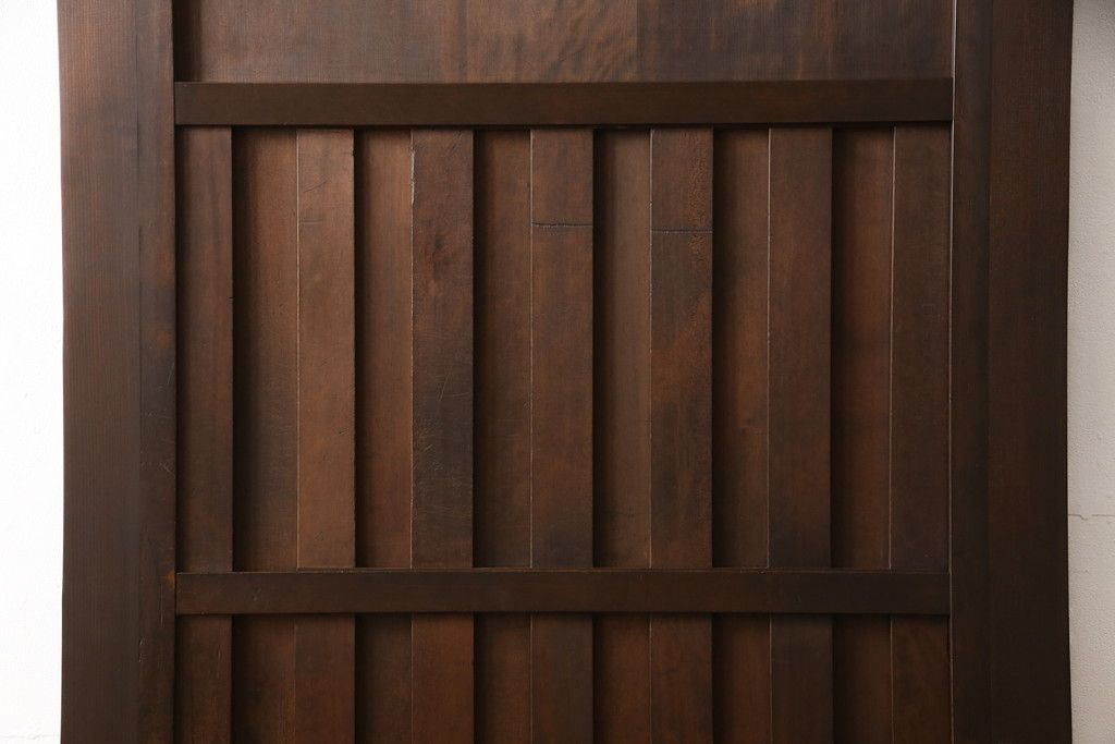 無双戸の大きさを変えてリメイク!ご希望のサイズに加工し、新たに戸枠を制作。上吊り戸車仕様し、揺れ止め溝を加工。現状の色をベースに着色仕上げ。