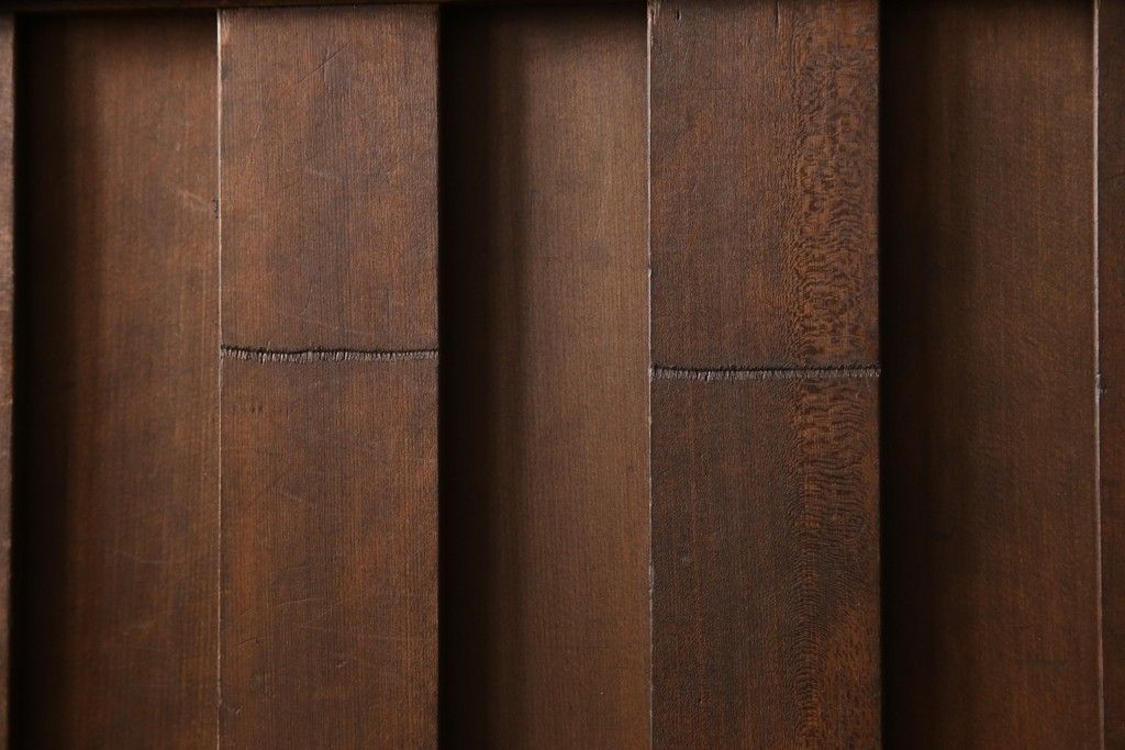 無双戸の大きさを変えてリメイク!ご希望のサイズに加工し、新たに戸枠を制作。上吊り戸車仕様し、揺れ止め溝を加工。現状の色をベースに着色仕上げ。