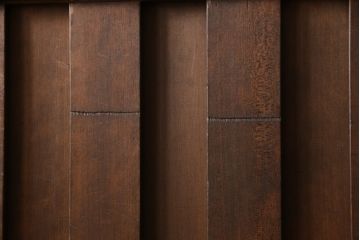 無双戸の大きさを変えてリメイク!ご希望のサイズに加工し、新たに戸枠を制作。上吊り戸車仕様し、揺れ止め溝を加工。現状の色をベースに着色仕上げ。