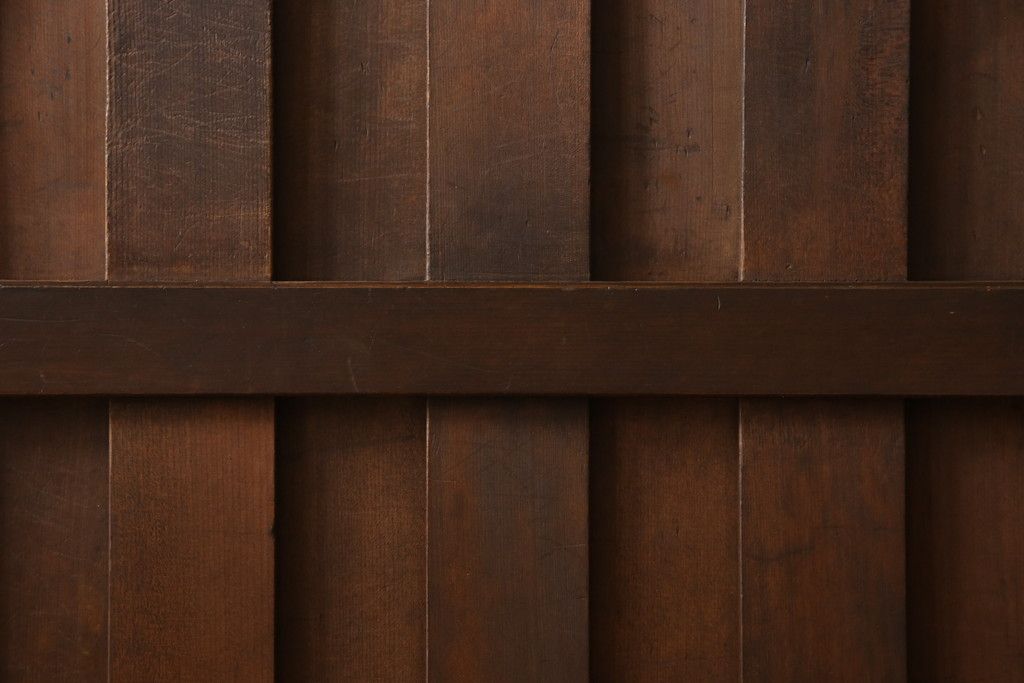 無双戸の大きさを変えてリメイク!ご希望のサイズに加工し、新たに戸枠を制作。上吊り戸車仕様し、揺れ止め溝を加工。現状の色をベースに着色仕上げ。