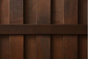 無双戸の大きさを変えてリメイク!ご希望のサイズに加工し、新たに戸枠を制作。上吊り戸車仕様し、揺れ止め溝を加工。現状の色をベースに着色仕上げ。