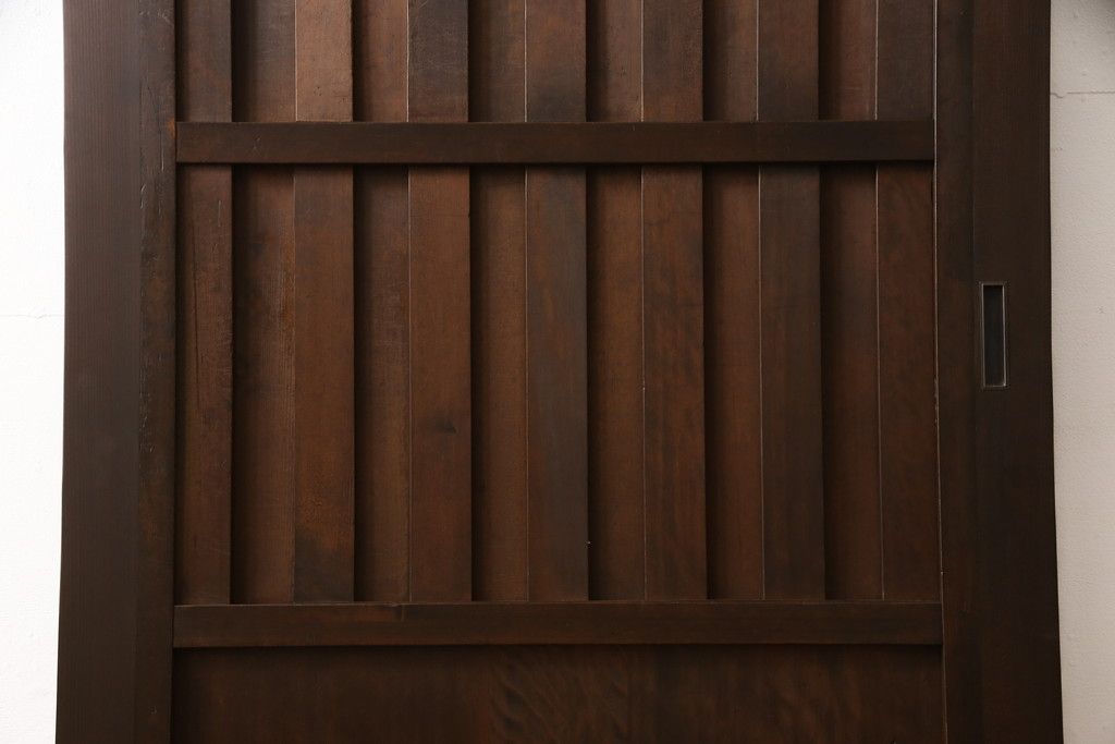 無双戸の大きさを変えてリメイク!ご希望のサイズに加工し、新たに戸枠を制作。上吊り戸車仕様し、揺れ止め溝を加工。現状の色をベースに着色仕上げ。