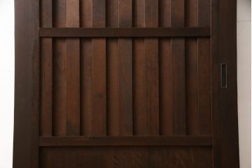 無双戸の大きさを変えてリメイク!ご希望のサイズに加工し、新たに戸枠を制作。上吊り戸車仕様し、揺れ止め溝を加工。現状の色をベースに着色仕上げ。