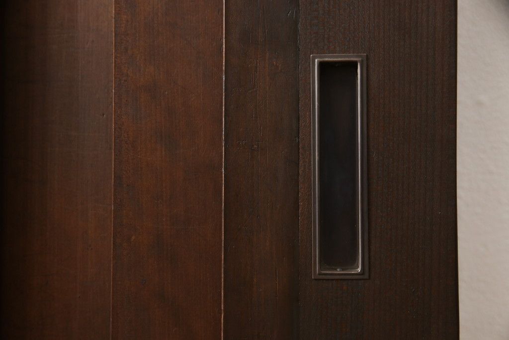 無双戸の大きさを変えてリメイク!ご希望のサイズに加工し、新たに戸枠を制作。上吊り戸車仕様し、揺れ止め溝を加工。現状の色をベースに着色仕上げ。