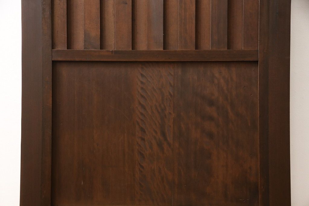 無双戸の大きさを変えてリメイク!ご希望のサイズに加工し、新たに戸枠を制作。上吊り戸車仕様し、揺れ止め溝を加工。現状の色をベースに着色仕上げ。