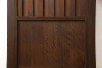 無双戸の大きさを変えてリメイク!ご希望のサイズに加工し、新たに戸枠を制作。上吊り戸車仕様し、揺れ止め溝を加工。現状の色をベースに着色仕上げ。