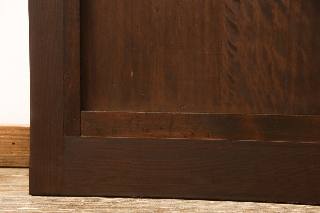 無双戸の大きさを変えてリメイク!ご希望のサイズに加工し、新たに戸枠を制作。上吊り戸車仕様し、揺れ止め溝を加工。現状の色をベースに着色仕上げ。