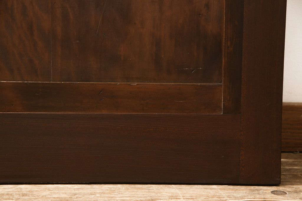 無双戸の大きさを変えてリメイク!ご希望のサイズに加工し、新たに戸枠を制作。上吊り戸車仕様し、揺れ止め溝を加工。現状の色をベースに着色仕上げ。