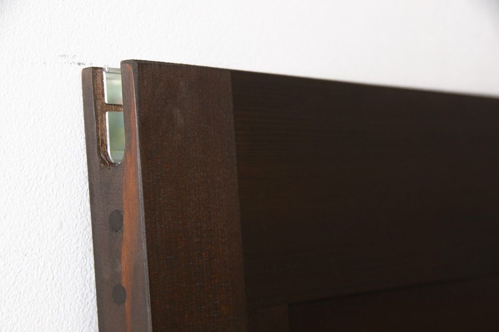 無双戸の大きさを変えてリメイク!ご希望のサイズに加工し、新たに戸枠を制作。上吊り戸車仕様し、揺れ止め溝を加工。現状の色をベースに着色仕上げ。