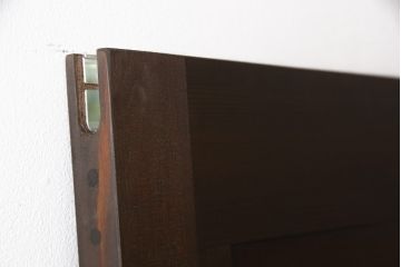 無双戸の大きさを変えてリメイク!ご希望のサイズに加工し、新たに戸枠を制作。上吊り戸車仕様し、揺れ止め溝を加工。現状の色をベースに着色仕上げ。