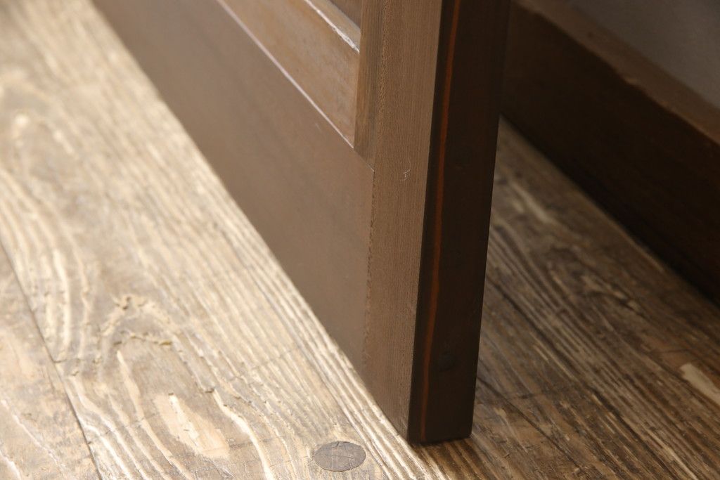 無双戸の大きさを変えてリメイク!ご希望のサイズに加工し、新たに戸枠を制作。上吊り戸車仕様し、揺れ止め溝を加工。現状の色をベースに着色仕上げ。