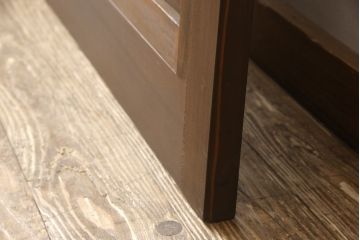 無双戸の大きさを変えてリメイク!ご希望のサイズに加工し、新たに戸枠を制作。上吊り戸車仕様し、揺れ止め溝を加工。現状の色をベースに着色仕上げ。