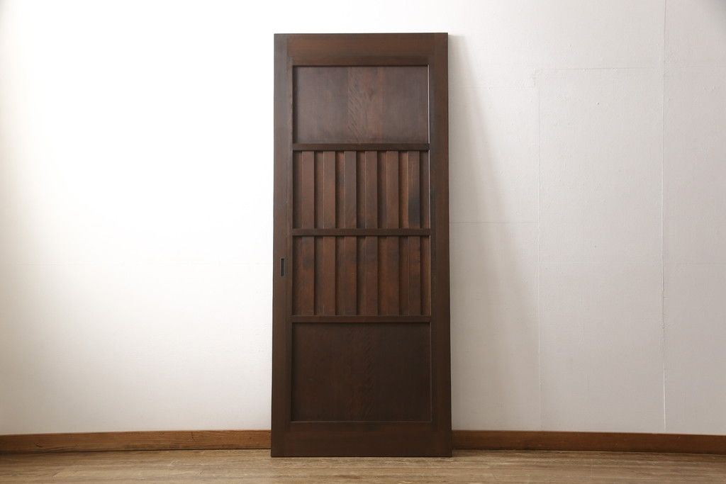 無双戸の大きさを変えてリメイク!ご希望のサイズに加工し、新たに戸枠を制作。上吊り戸車仕様し、揺れ止め溝を加工。現状の色をベースに着色仕上げ。