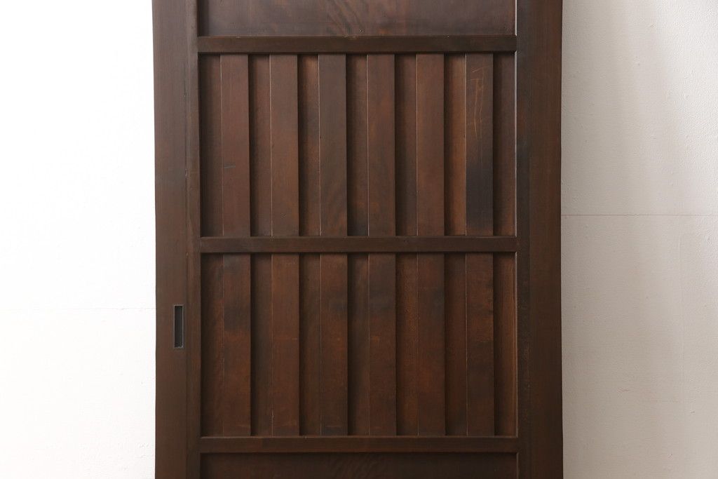 無双戸の大きさを変えてリメイク!ご希望のサイズに加工し、新たに戸枠を制作。上吊り戸車仕様し、揺れ止め溝を加工。現状の色をベースに着色仕上げ。