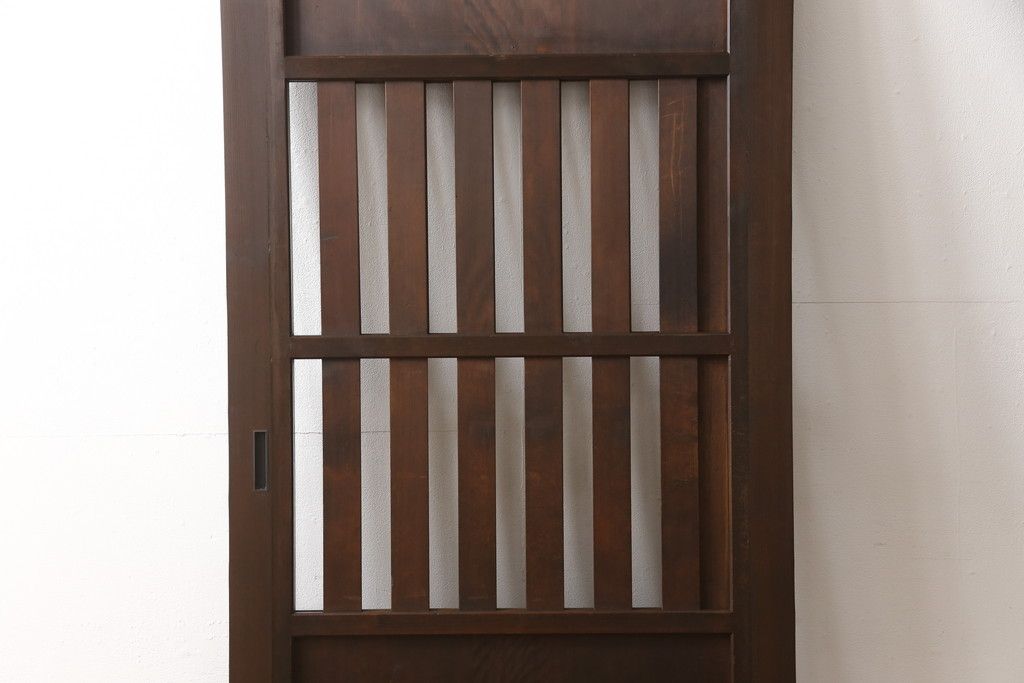 無双戸の大きさを変えてリメイク!ご希望のサイズに加工し、新たに戸枠を制作。上吊り戸車仕様し、揺れ止め溝を加工。現状の色をベースに着色仕上げ。