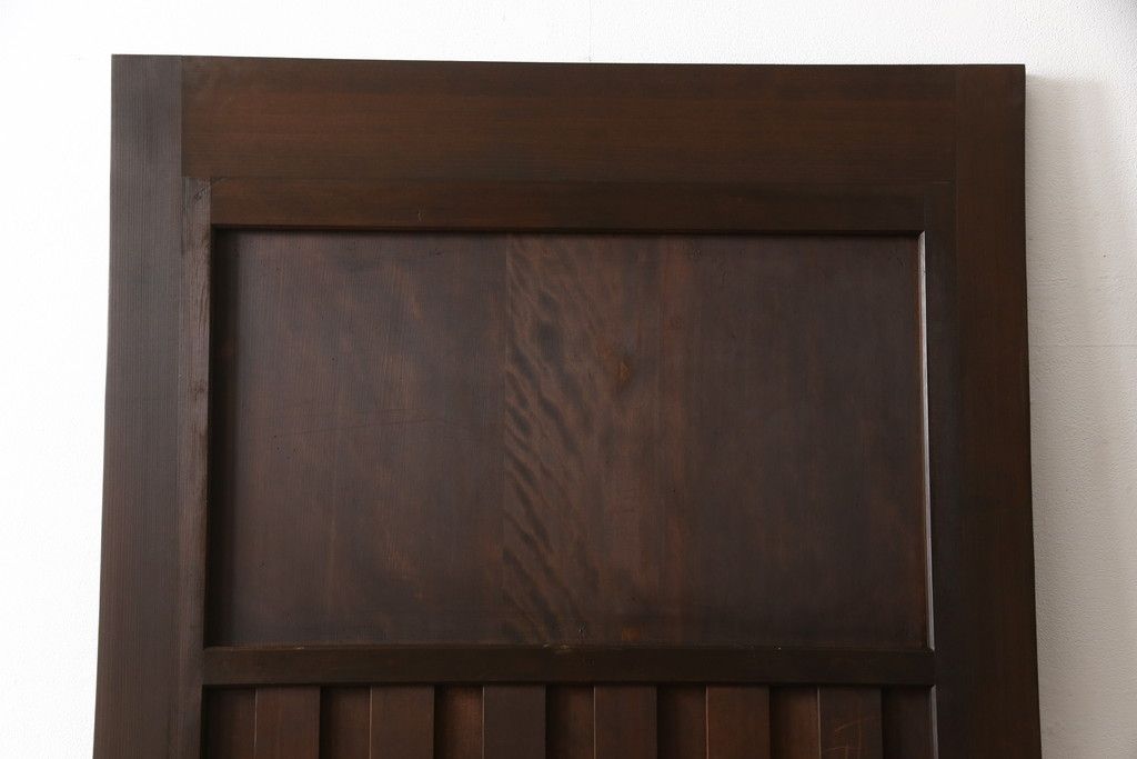 無双戸の大きさを変えてリメイク!ご希望のサイズに加工し、新たに戸枠を制作。上吊り戸車仕様し、揺れ止め溝を加工。現状の色をベースに着色仕上げ。